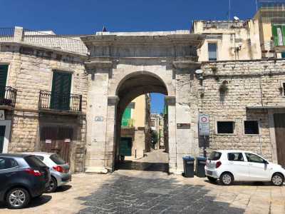 A sinistra scorgiamo invece le antiche mura difensive che cingono la sponda sud del nucleo storico. La "muraglia" � interrotta solo dall'ingresso principale del borgo: l'arco della Terra